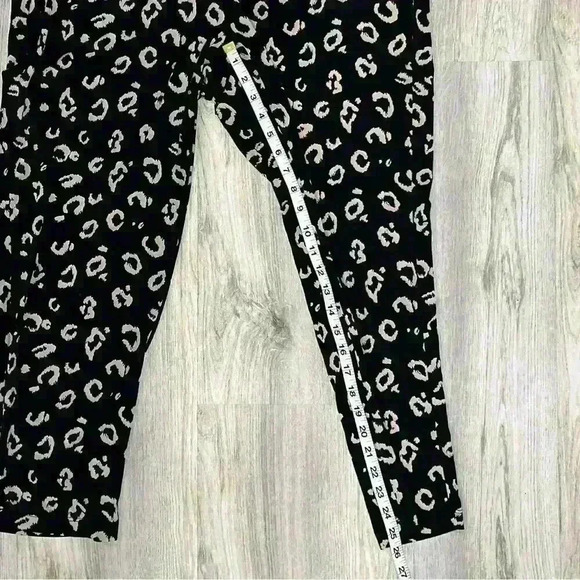 Torrid Women’s Studio Knit Tapered Ankle Pants Black Leopard Print Capris Size 0 - Picture 6 of 7